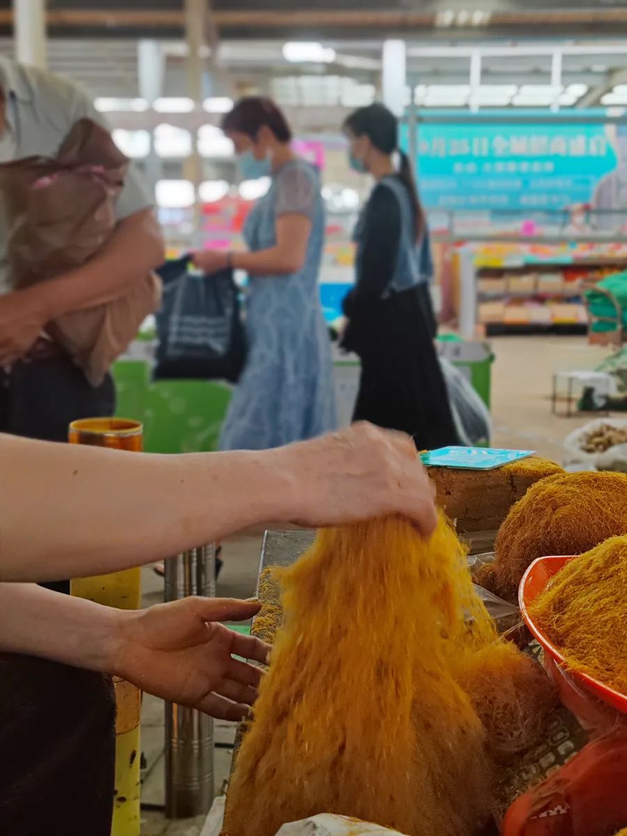 云南弥勒菜市场趣事：烟丝烟筒女人卖，妇女抱着烟筒抽