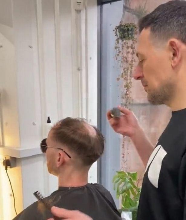 英国秃顶男子接受假发粘合流下激动的泪水，网友赞其年轻了20岁