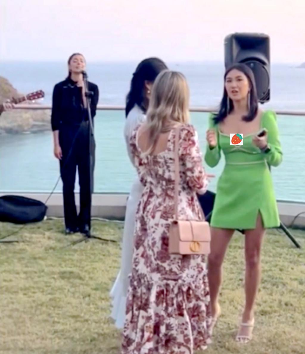 何超欣和哥哥何猷君的合照,何超欣奚梦瑶合作