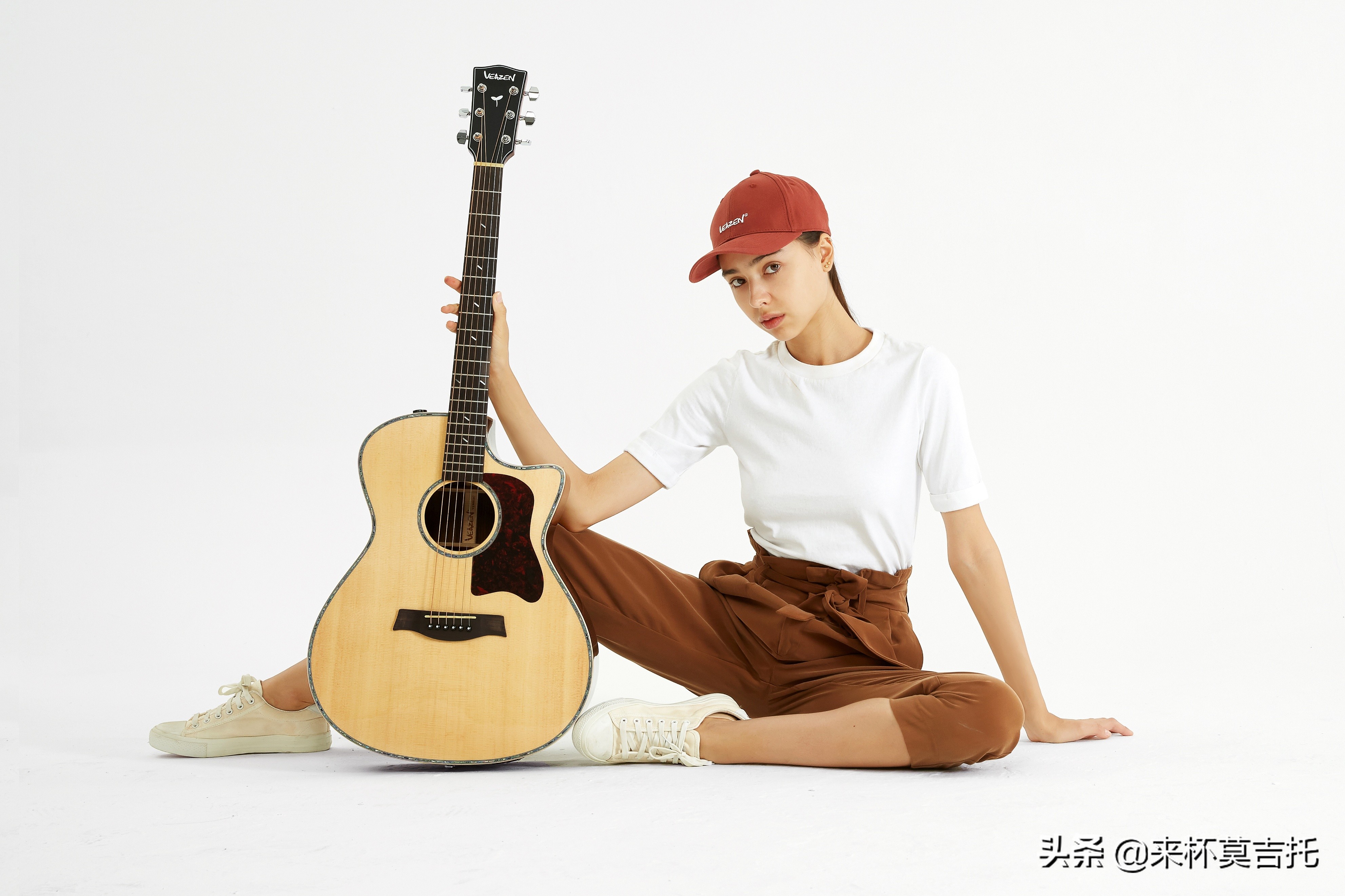 新手入门吉他选择哪款好用一点,吉他初学者用烧火棍合适吗