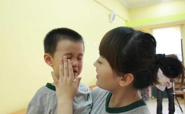 幼儿园老师对我孩子冷落该怎么办,幼儿园老师总是不理孩子怎么办