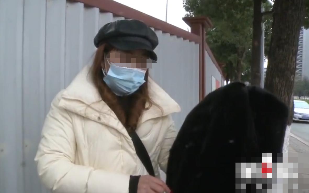 重庆一女子16000元的貂皮大衣被烧出20多个洞，对方表示愿意承担责任赔偿500元，女子：500修不好，我不要钱