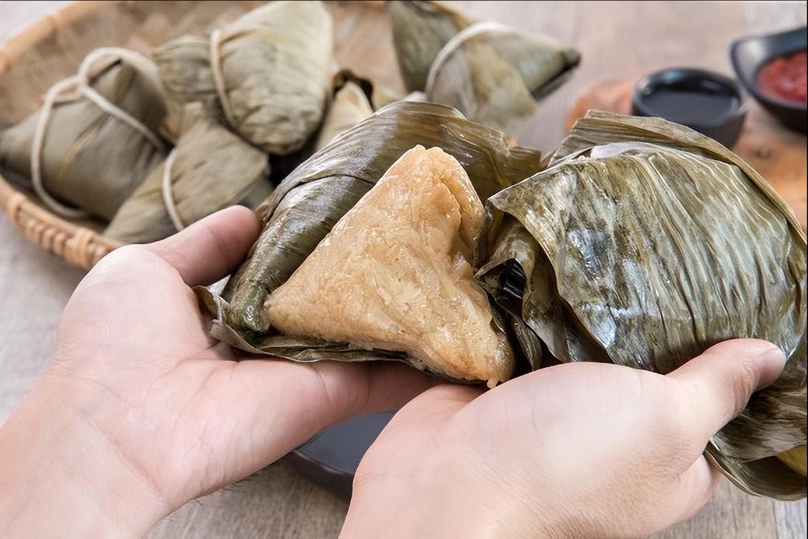 端午节包粽子的是粽叶还是芦苇叶,端午包粽用猪肉