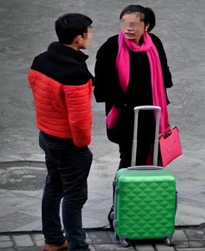 2021年，辽宁一48岁*女妓**报警:这个体育生太猛了，过来把他带走！