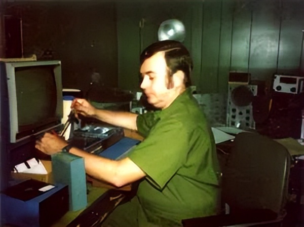 我的无线电之路从父母买电视超高频转换器、玩业余电台就已注定