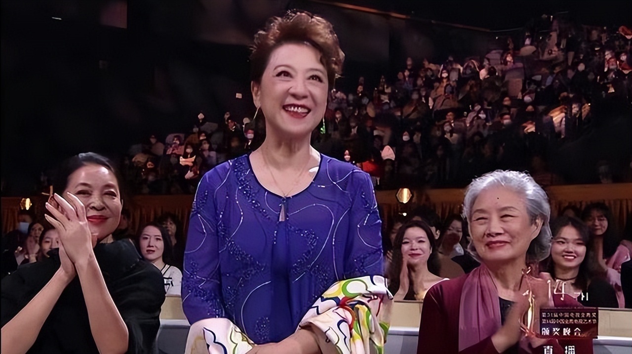 殷桃出席活动的造型,殷桃出席活动服装