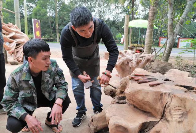根雕手工匠人,根雕匠人一双巧手化腐朽为神奇