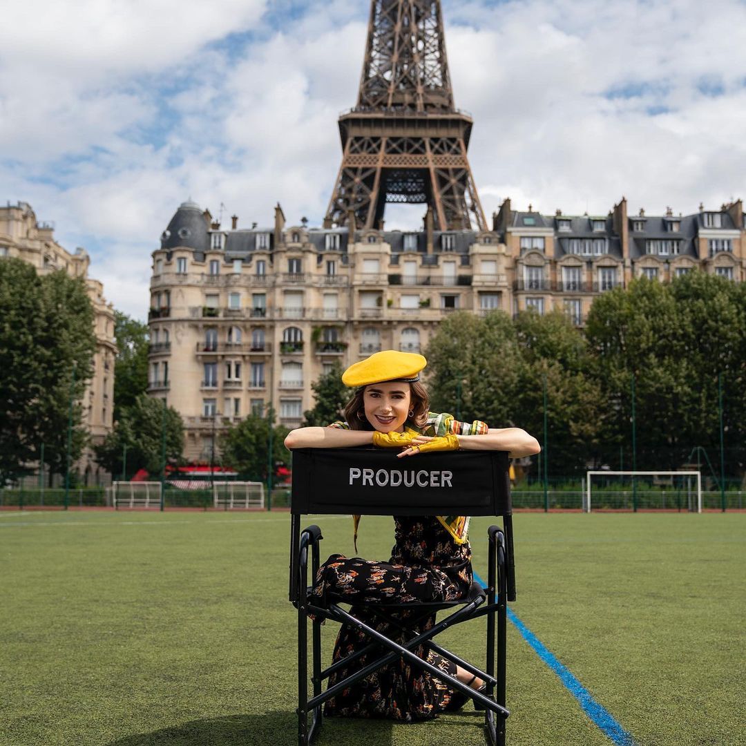 《艾蜜莉在巴黎2》Emily爱包盘点粉橘编织呼应渡假轻松氛围