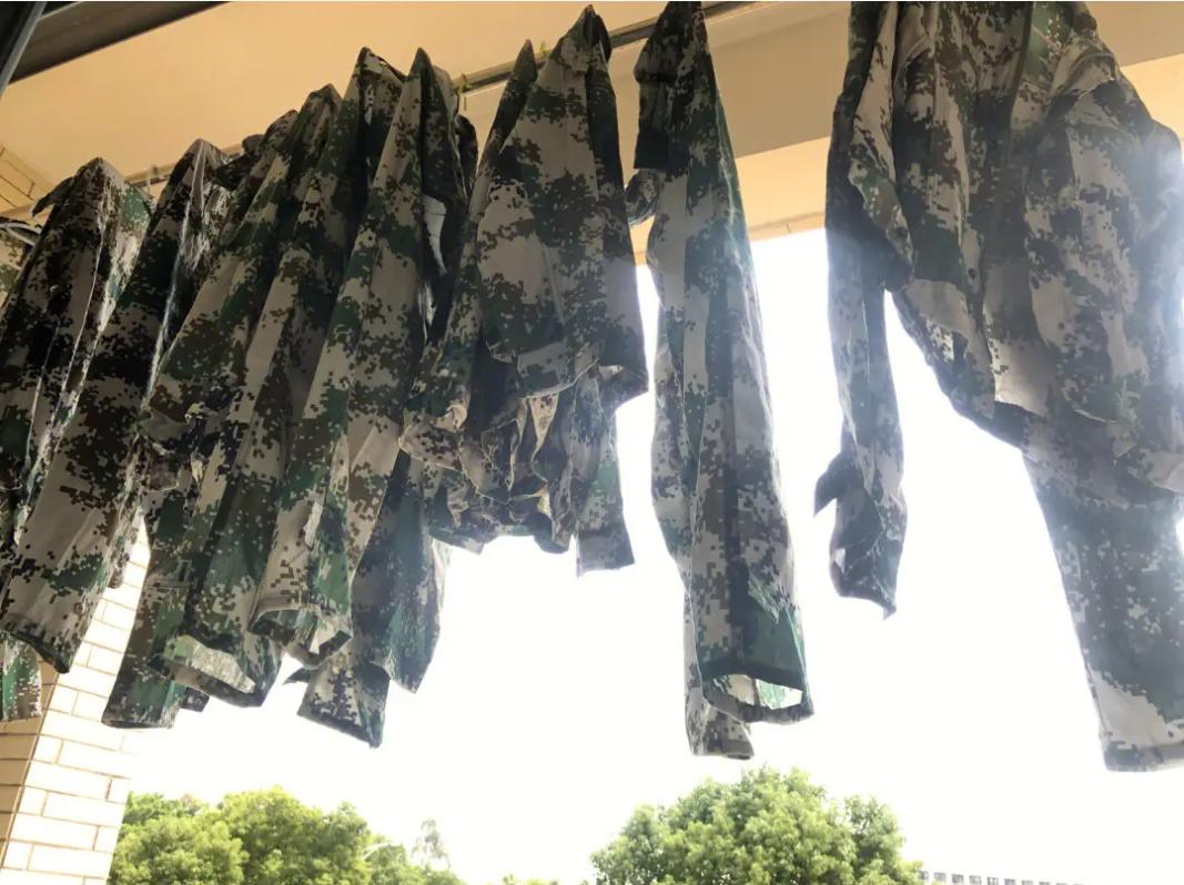 高校军训服又薄又透，遭学生吐槽质量差，“穿什么都能看得清”！