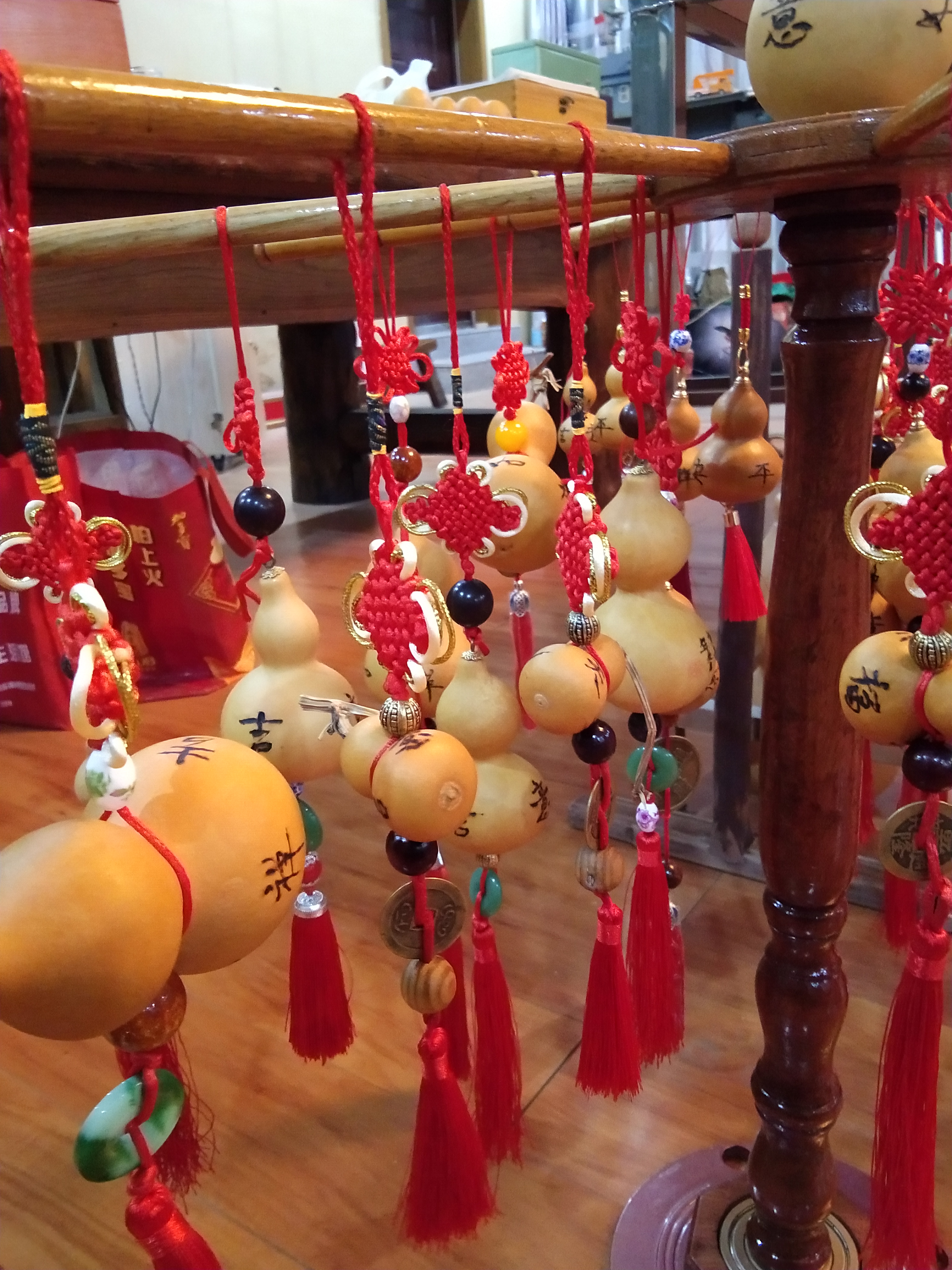 山东淄博杨佩灼用电烙铁烙葫芦，古香古色年味浓