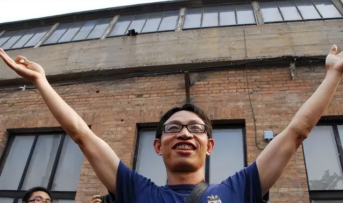 汶川地震哭泣的女主持人,汶川地震哭着播报主持人现状