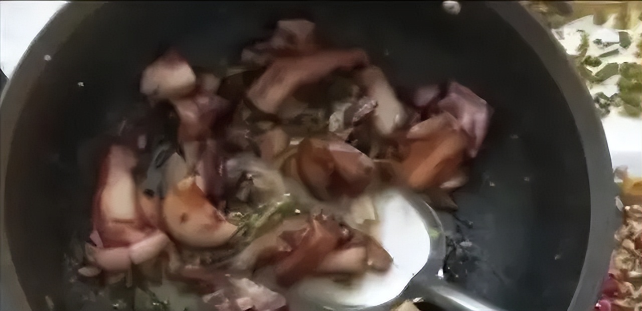 新婚夫妻深夜莫名消失，家中红烧肉引怀疑，一张低保卡成破案关键