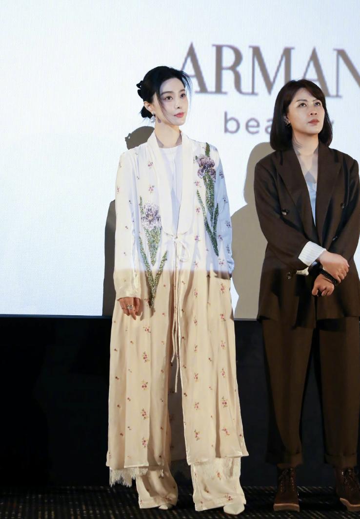 黑丝、抱胸、裸身，娱乐圈没被扒出的“*裤底**”，全在时尚周暴露了