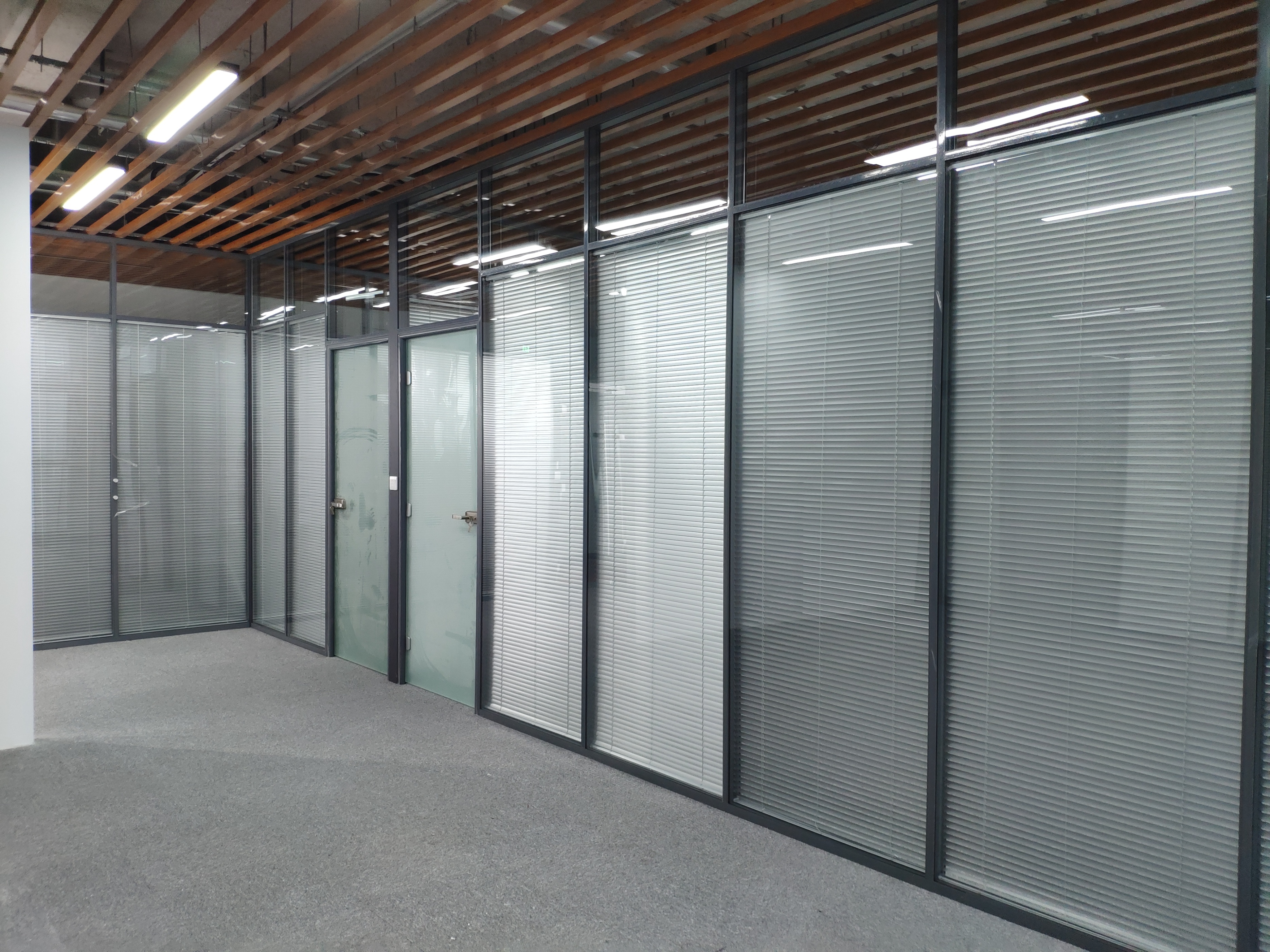 隔扇隔断墙效果图,双玻百叶办公室隔断墙设计方案