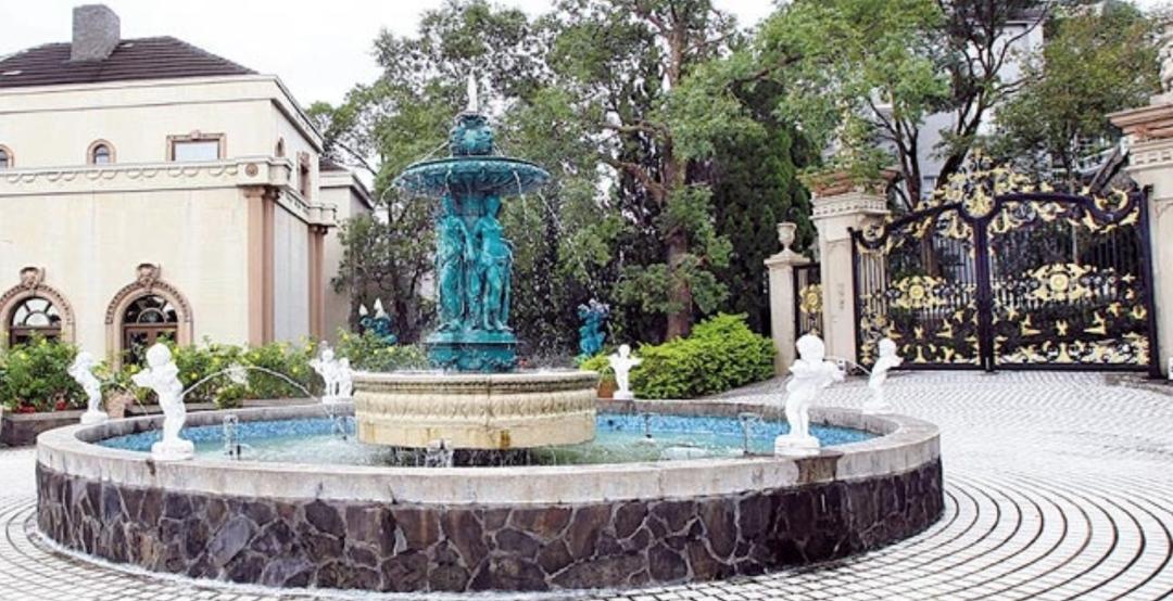 恋人妻、追青霞、混黑道、建豪宅，“武侠片之父”的江湖往事……