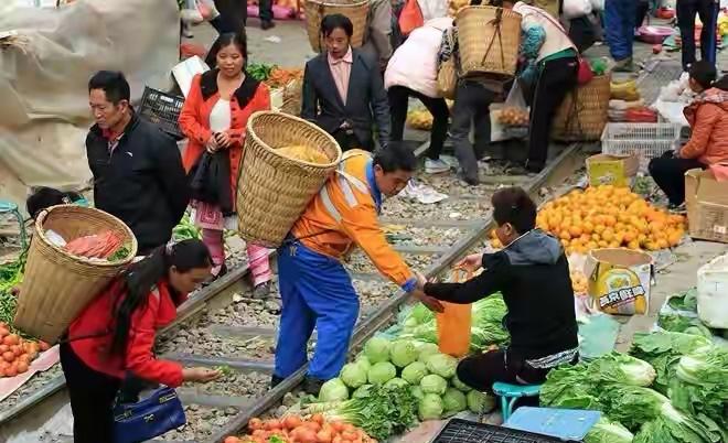 云南红河州，清朝遗留下来的火车集市：很多人误以为是印度