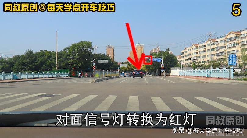 绿灯过停止线后变红灯停车等待,绿灯过了停止线变红灯继续开