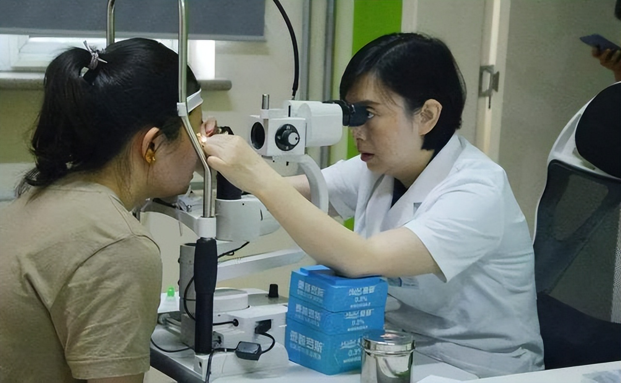 激光手术治近视眼后遗症老年,近视眼做飞秒激光有什么后遗症