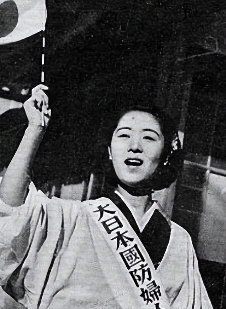 晚清真实老照片:花楼女子媚态百出,溥仪的乳娘丰乳肥臀!