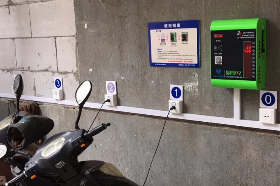 电动车才充四个小时就充满了,电动车充电器充满还是红灯不变绿