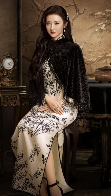 刘嘉玲关晓彤同框,穿旗袍大秀窈窕好身材