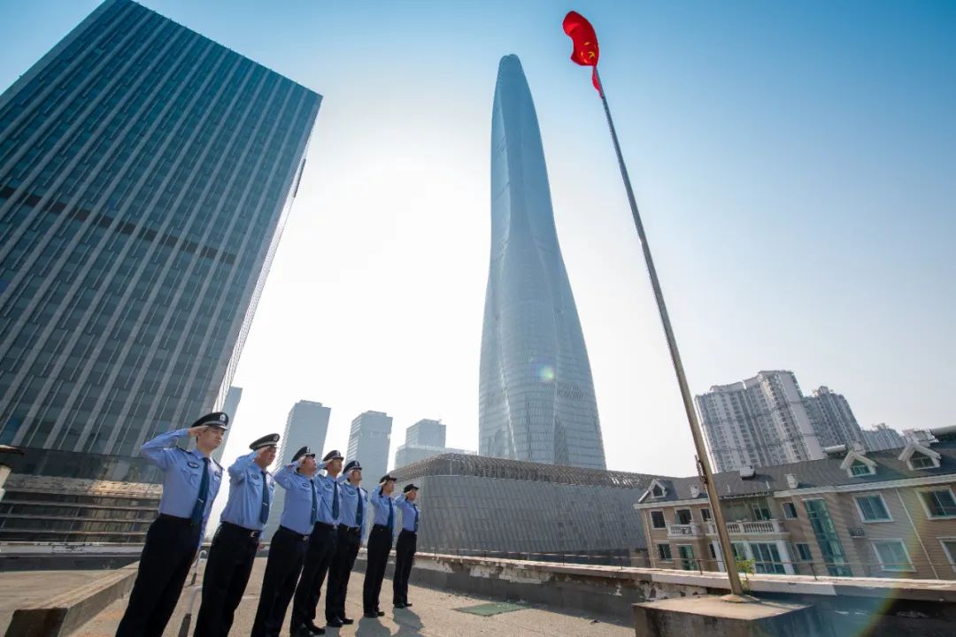 火出圈的警察帅哥,天津火出圈