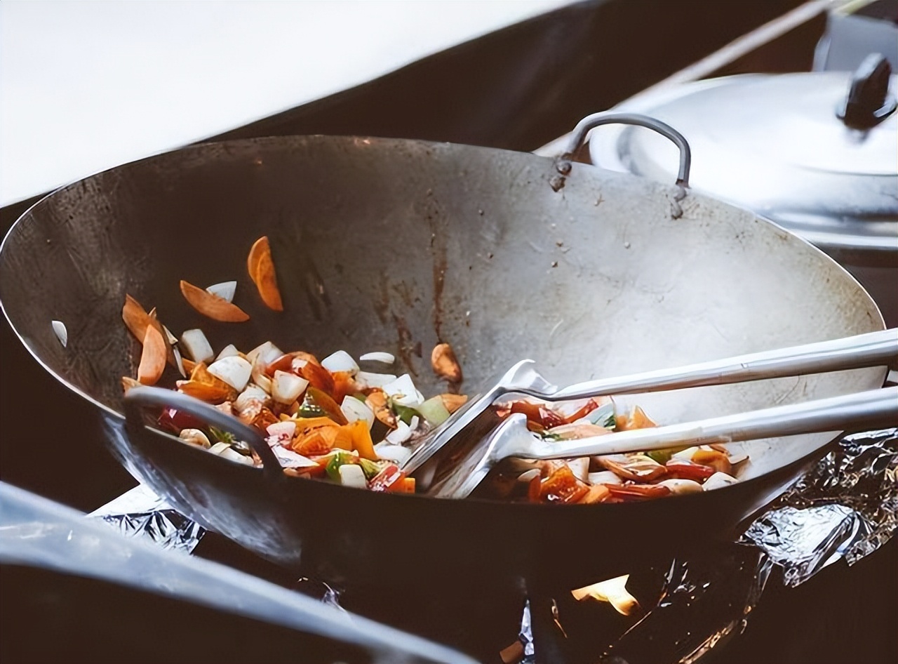 央视曝光的毒铁锅,央视曝光夺命铁锅怎么辨别