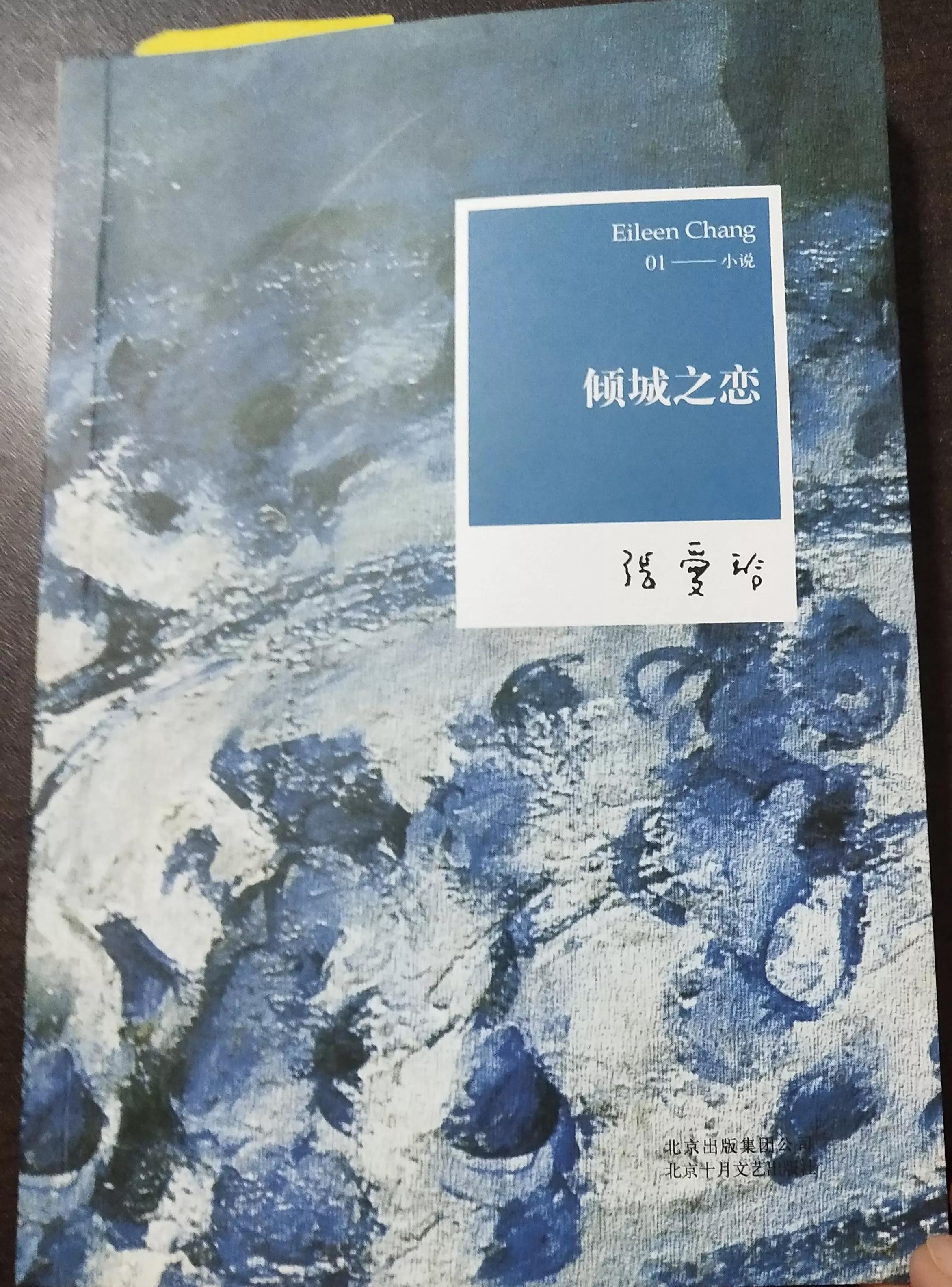 瘦瘦的儿子手里拿着报纸包着的球鞋站在门口，可是妈妈没法收留他