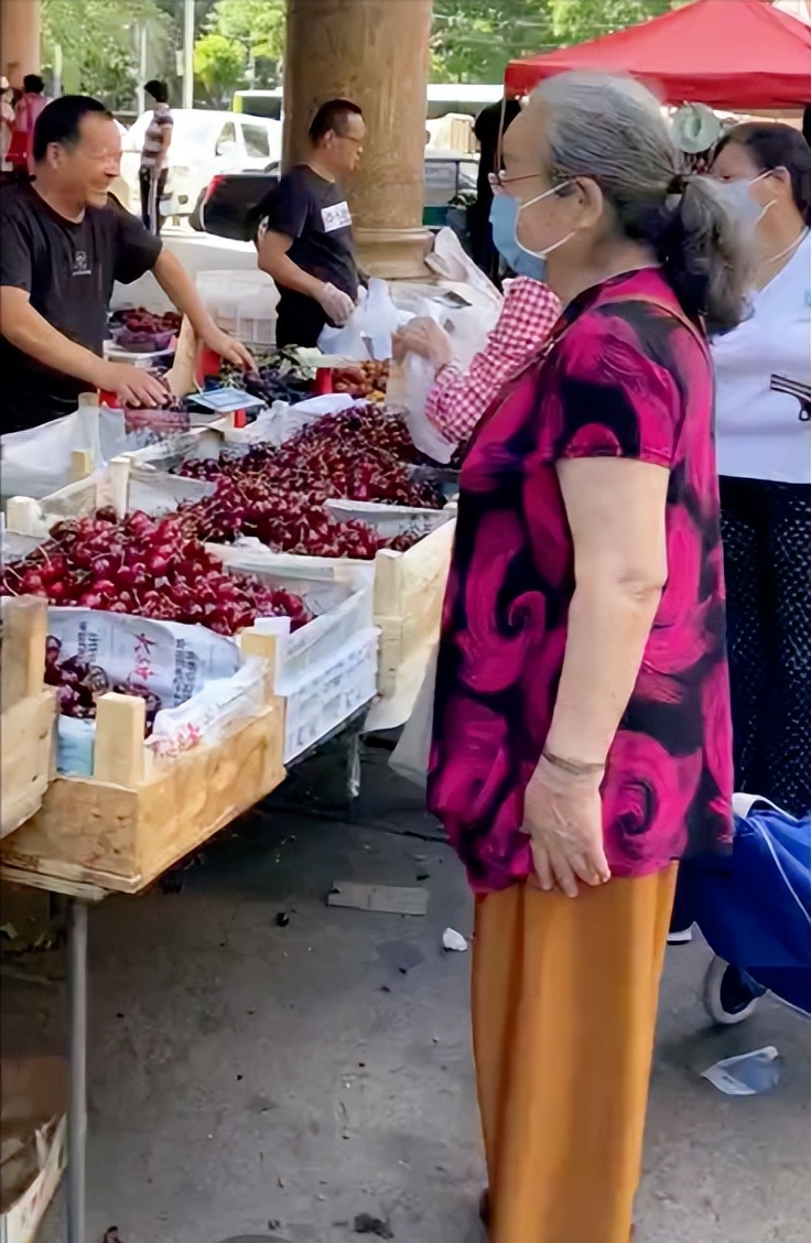 李明启先生现在状况,86岁李明启推小推车卖菜