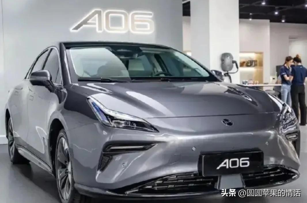 堂弟从省城驾驶一辆崭新轿车回到小山村，吸引着村民观赏和赞叹