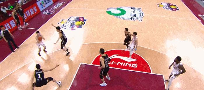 赵继伟三分张镇麟补扣,赵继伟从中场滑到三分线