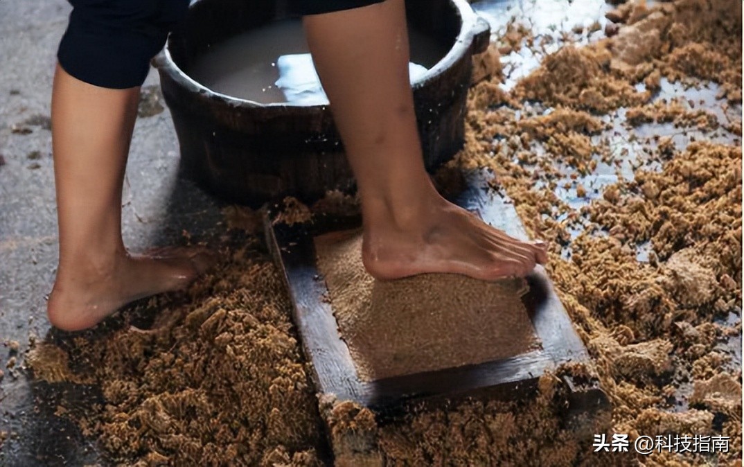 茅台踩曲工照片,茅台踩酒女工视频