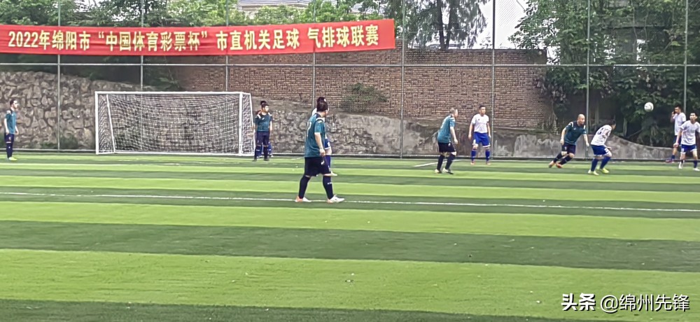 强身健体篮球训练,以球会友足球比赛