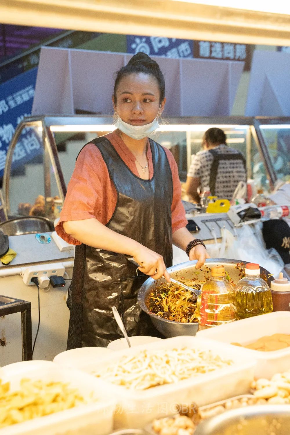红河州有个“凉菜西施”，4㎡的小摊火了15年，一个月能卖10吨菜