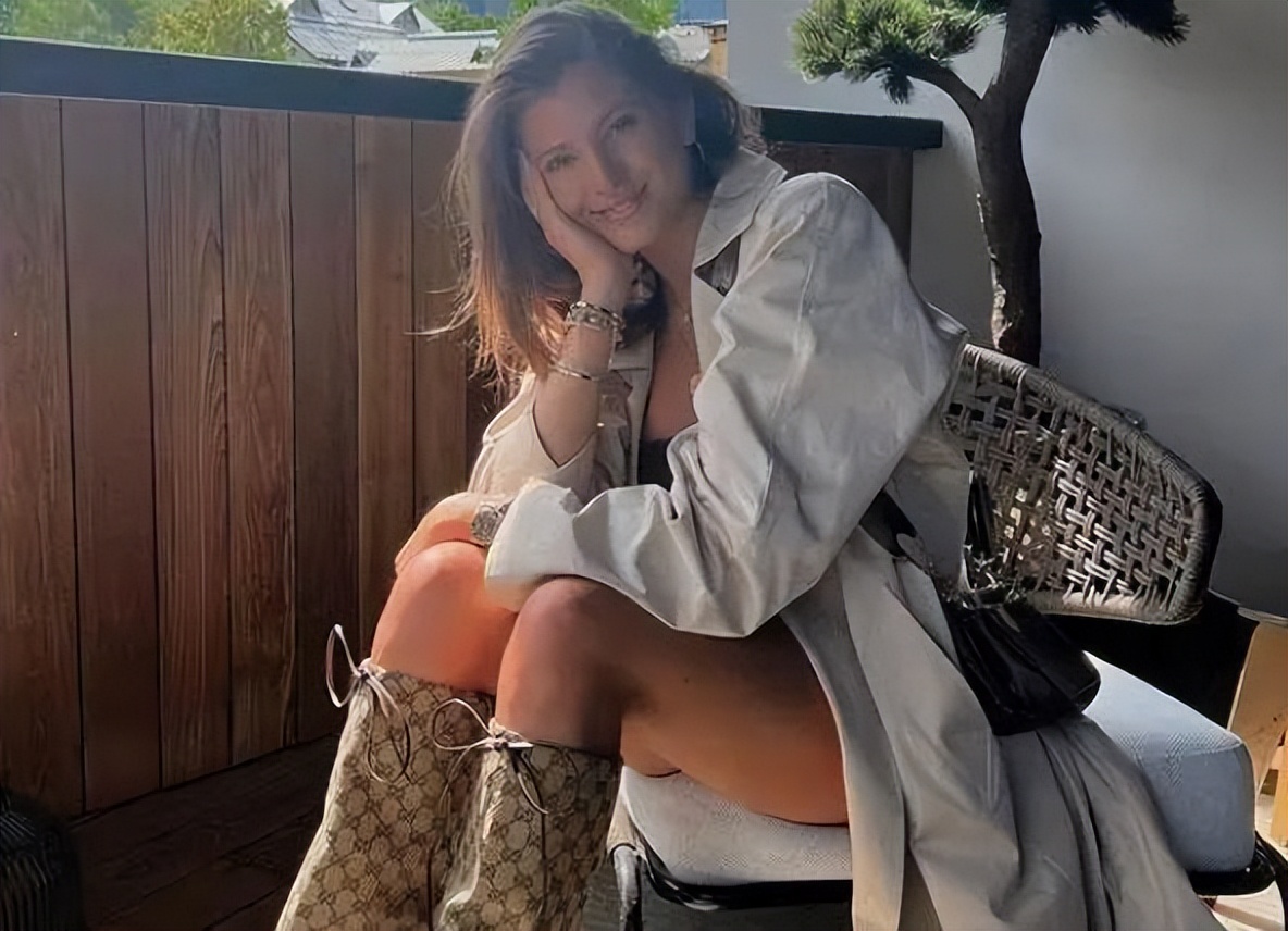 45岁德国足球巨星与去世儿子密友约会，街头拥吻不避讳，得到祝福