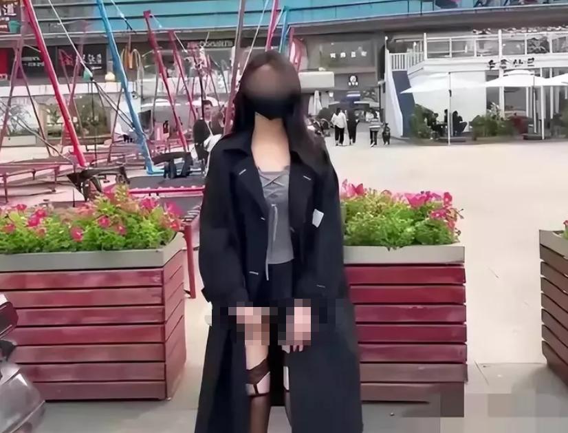 40岁辣妈“晒胸”成瘾，公共场所拍120多张“裸照”，警方已拘捕