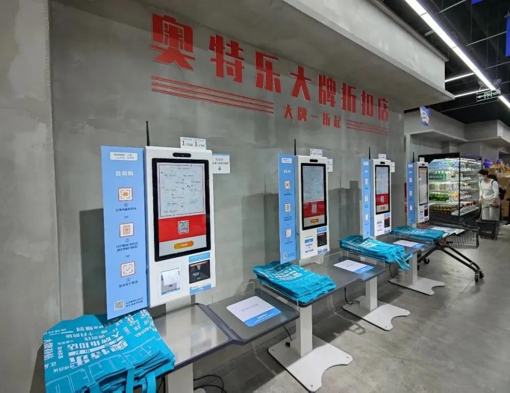 日销20万、单店客流4000人，年轻人为何冲向零食折扣店？