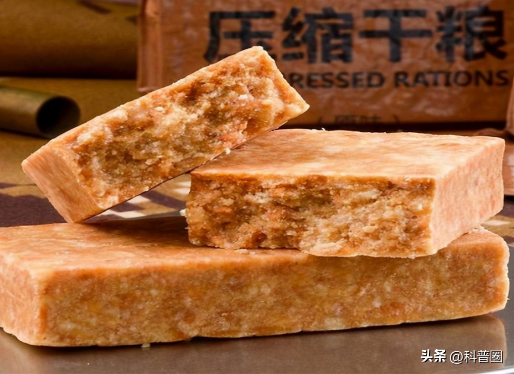 吃一块军用压缩饼干,吃一块军用压缩饼干就能顶一整天