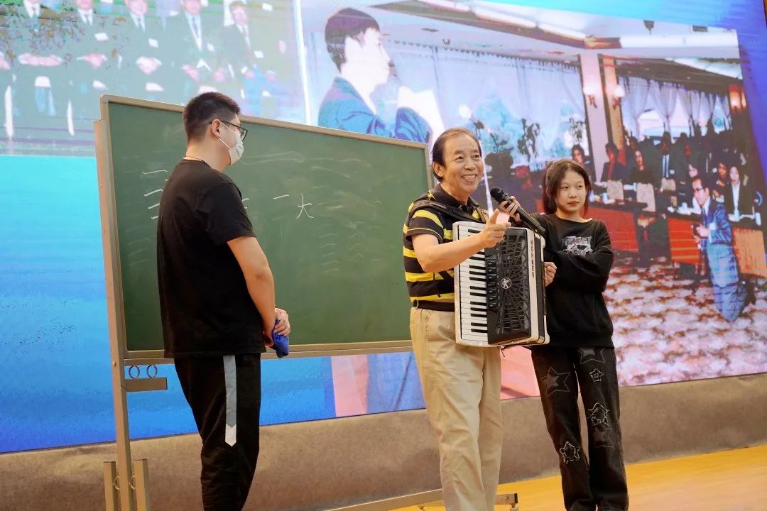 庞中华来武汉这所高校了，现场讲授中国书法！