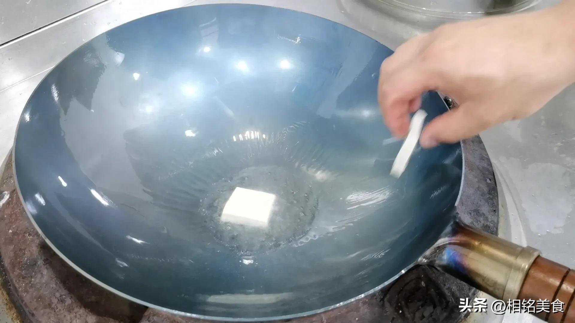 新铁锅怎样开锅小妙招视频,不粘锅的铁锅最佳开锅方法