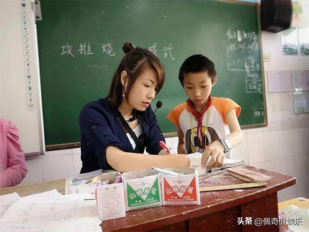 站在讲台上12年，无手无脚，用她残疾的手臂给山区的孩子指引方向