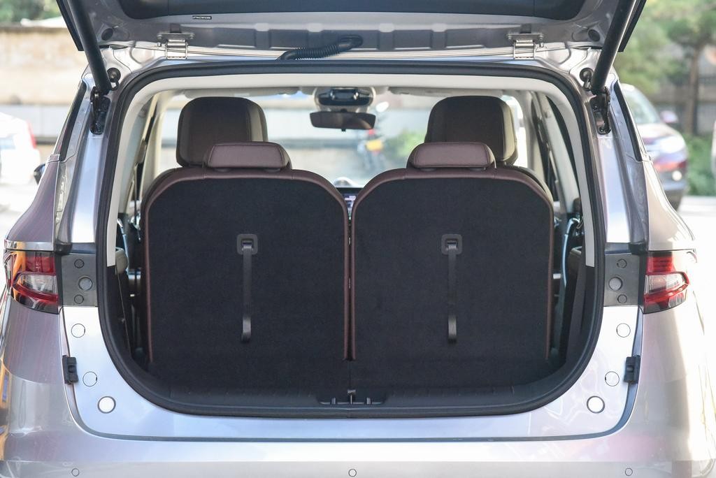 实拍2022款吉利嘉际,搭载1.8T+7DCT动力,六座布局,值得选吗?