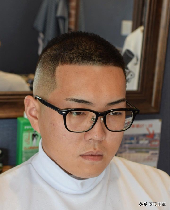 发型2018流行男士发型板寸头,炎热的夏季寸头