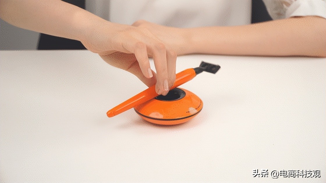 脑洞大开，焕醒星洞小飞碟剃须刀男友很爱玩？