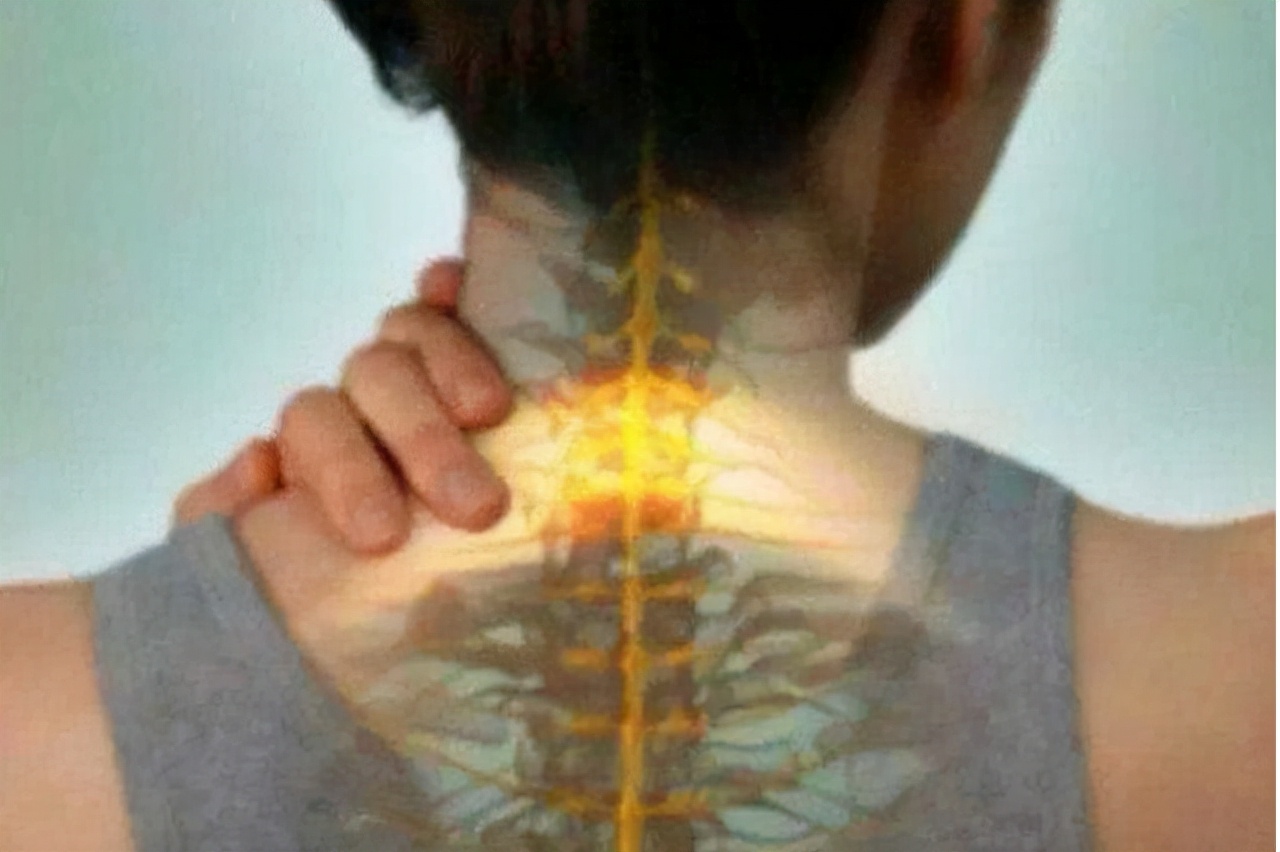 后背疼不一定是心脏的问题,后背疼是累的不