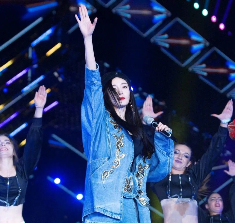 杨幂谍战跳舞,杨幂采访视频揭秘娱乐圈