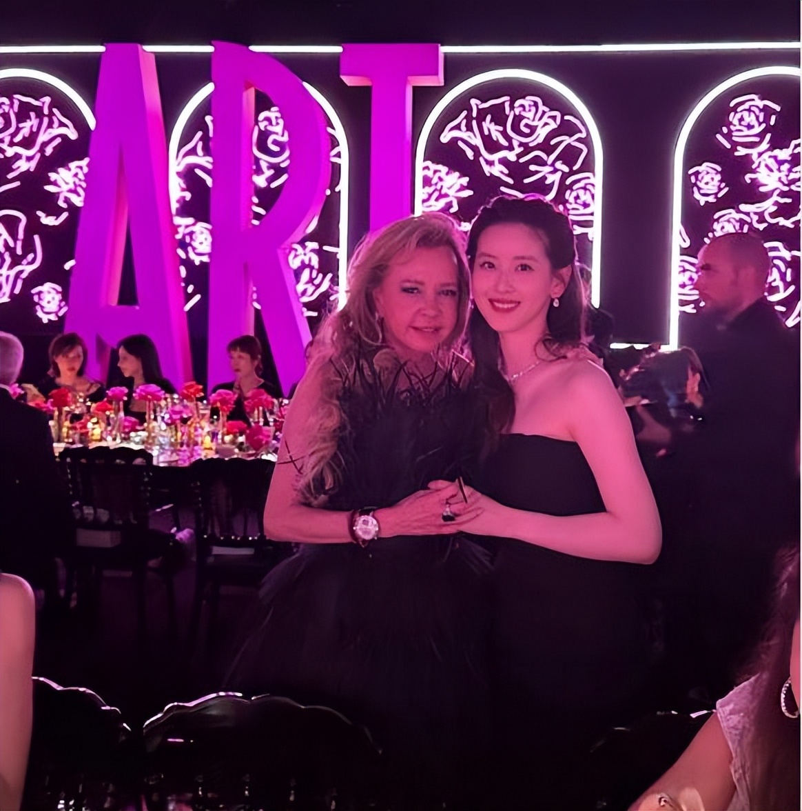 章泽天挺着孕肚登上杂志封面,章泽天罕见现身戛纳晚宴