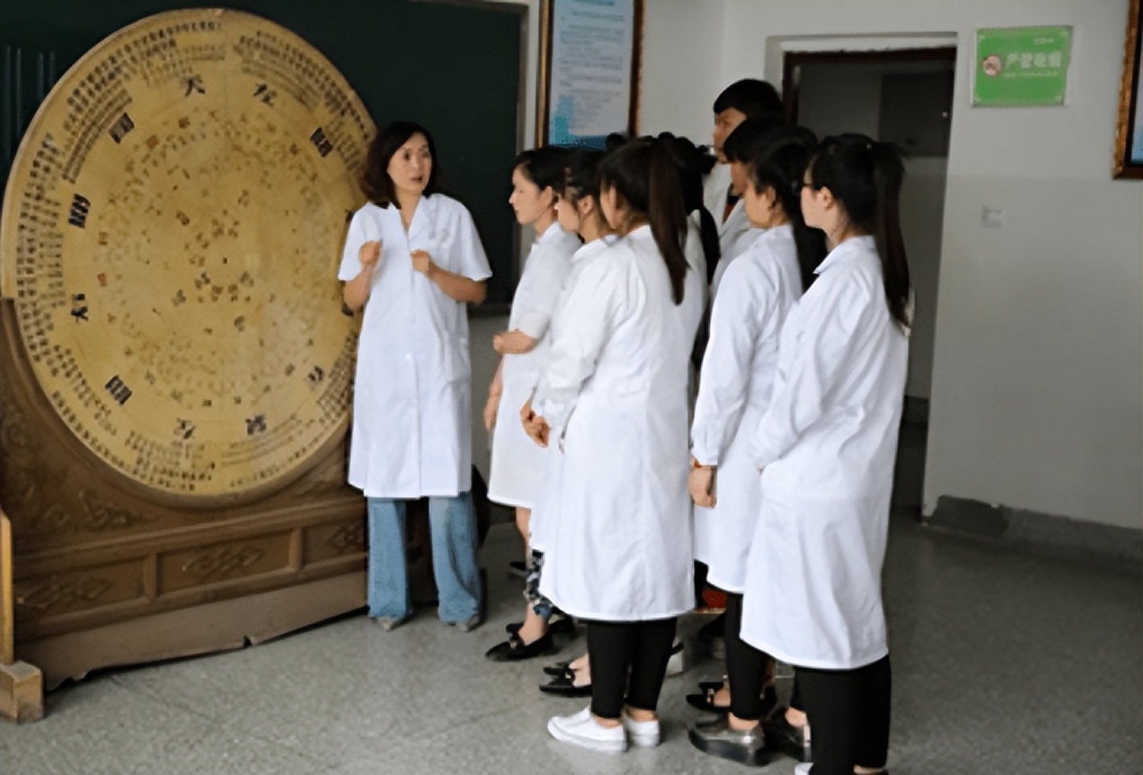 适合女生读的10大专业，毕业后月收入4300元以上，就业满意度偏高