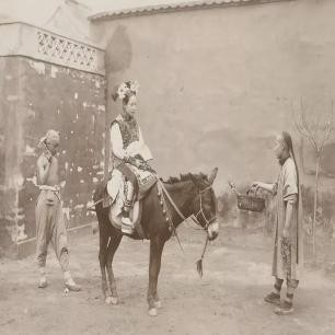 *光脱**犹太人女人衣服，集体*杀屠**，老照片再现变态的纳粹德国！