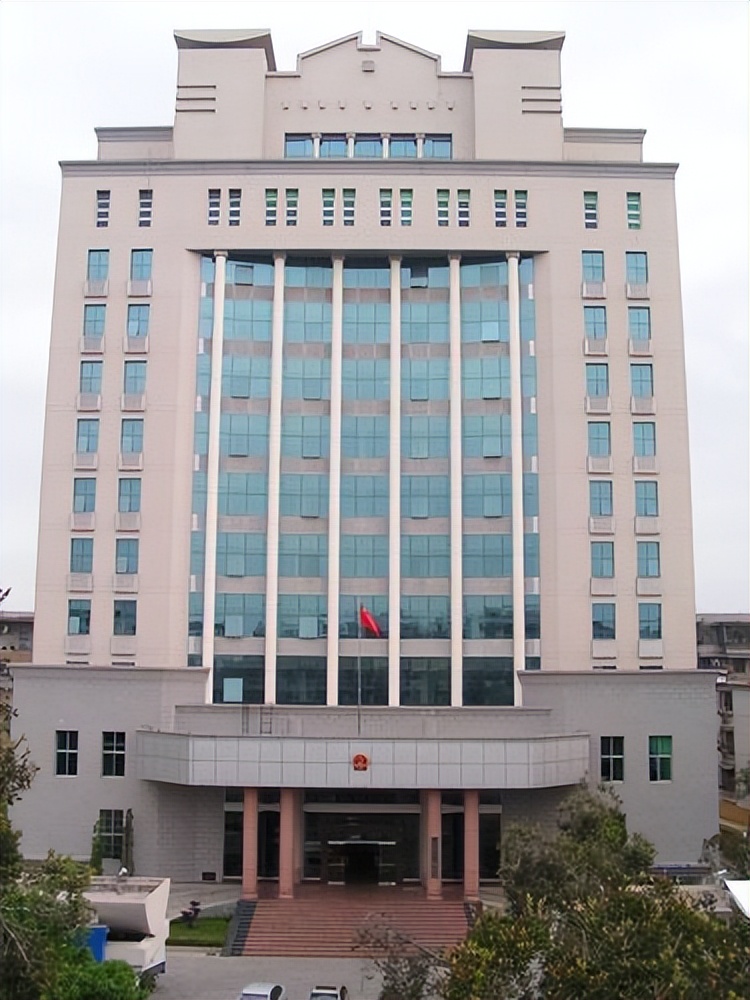 “好色青天”麦崇楷：走公款报销嫖资，在办公室与多名女律师幽会